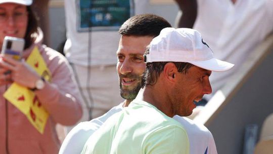 Aqui estão 46 Grand Slam: o abraço entre Djokovic e Nadal