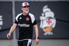 Álvaro Pacheco orienta primeiro treino no Vasco e salta à vista um pormenor