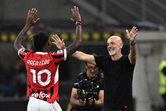 VÍDEO: Rafael Leão aproveita oferta do guarda-redes e dedica golo a Pioli