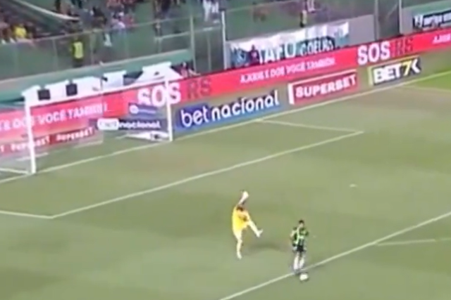 VÍDEO: guarda-redes lesiona-se gravemente e adversário aproveita… para marcar