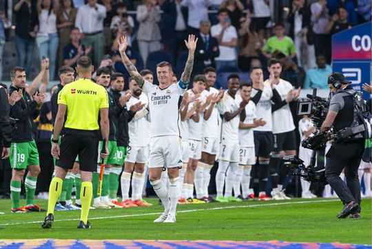 A despedida de uma lenda: Kroos teve direito a guarda de honra no último jogo no Bernabéu