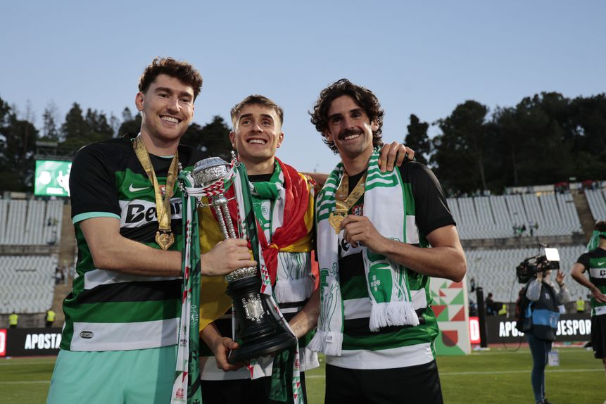 Franco Israel ao lado de Iván Fresneda e Francisco Trincão, no relvado do Jamor (Foto: Miguel Nunes)