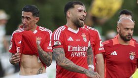 Otamendi também aponta o dedo ao árbitro