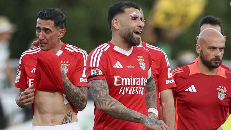 Otamendi também aponta o dedo ao árbitro