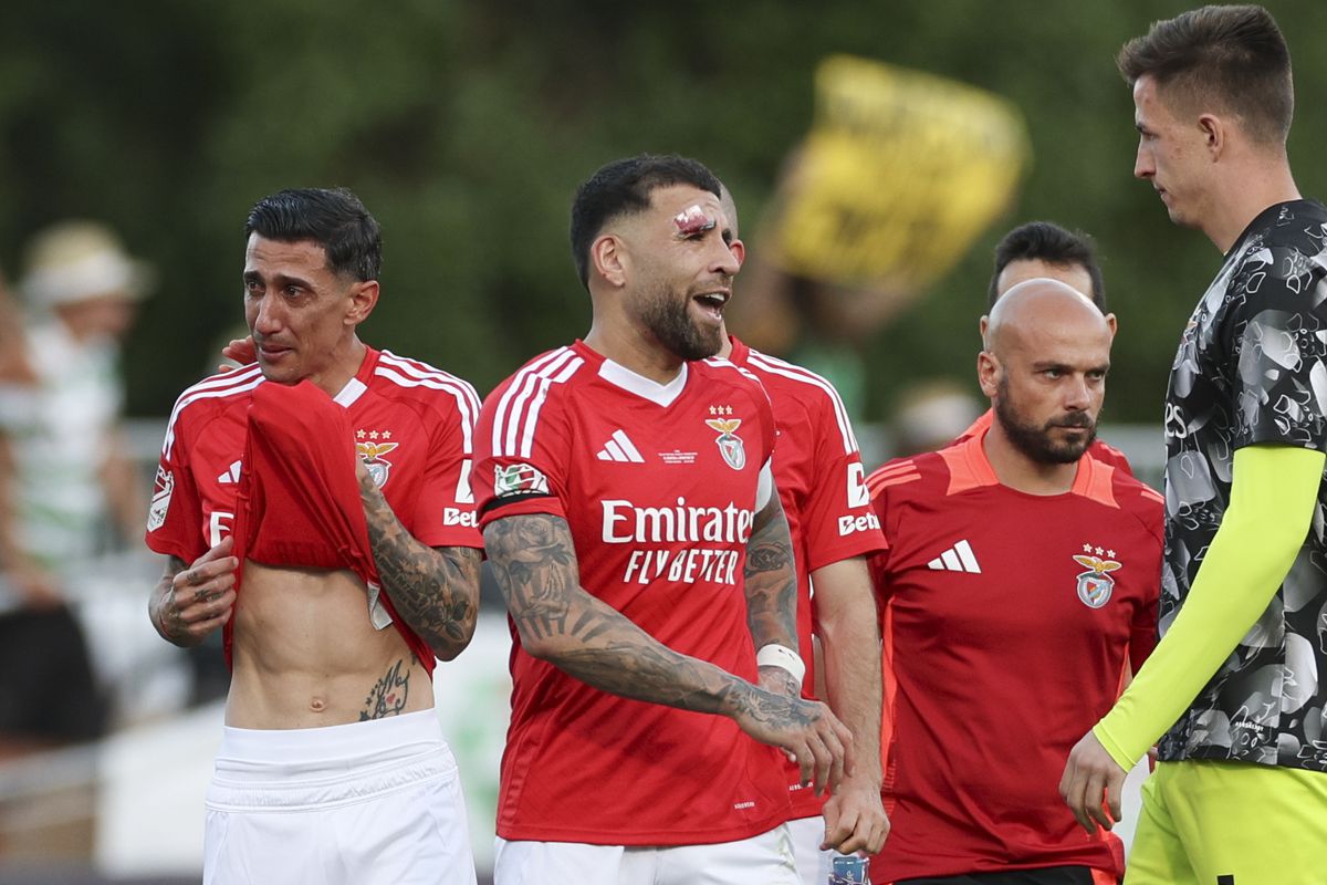 Otamendi também aponta o dedo ao árbitro