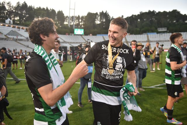 Trincão e Gyokeres festejam no relvado do Jamor (Foto: Miguel Nunes)