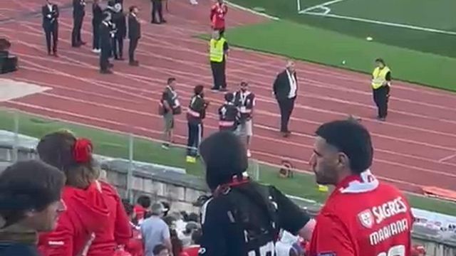 Debandada dos adeptos do Benfica antes do apito final