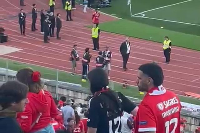 Debandada dos adeptos do Benfica antes do apito final