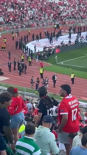 Debandada dos adeptos do Benfica antes do apito final