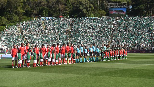 Benfica e Sporting perfilados antes da final da Taça de Portugal (foto: Miguel Nunes)