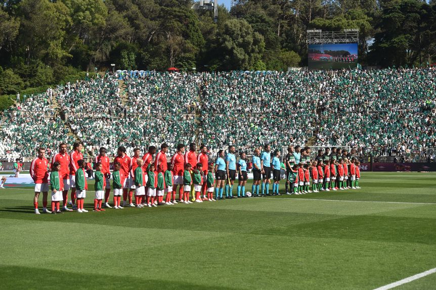 Benfica e Sporting perfilados antes da final da Taça de Portugal (foto: Miguel Nunes)