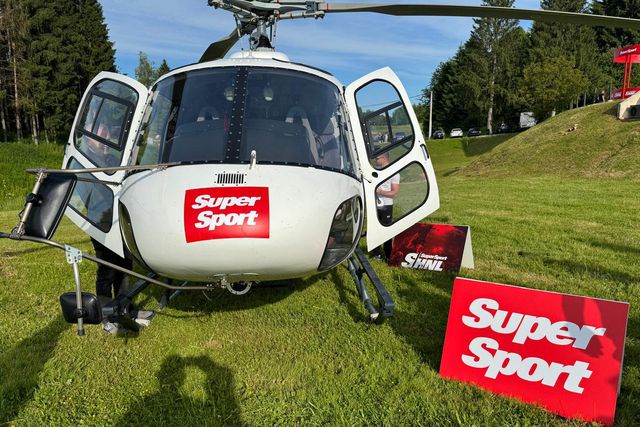 Helicóptero estava à espera num local entre três estádios (Foto: SweeperPod/X)