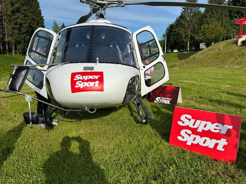 Helicóptero estava à espera num local entre três estádios (Foto: SweeperPod/X)