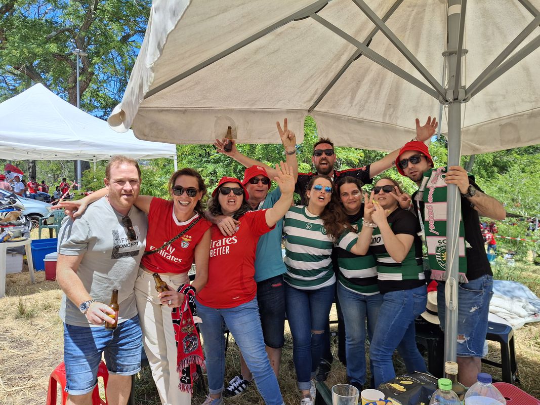 Dormiram na estrada e tiveram de se camuflar para viver a festa no Jamor