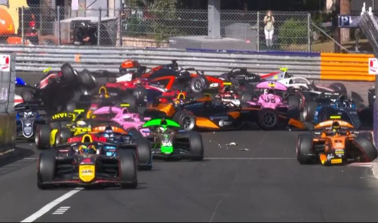 Vídeo: Que caos na saída de F2 no Mónaco!
