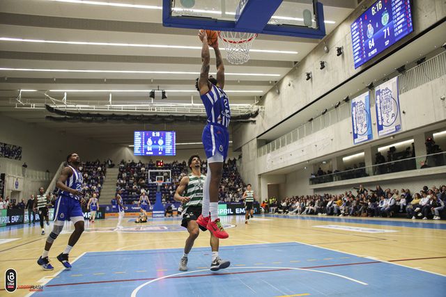FC Porto domina e empurra os leões para o tudo ou nada