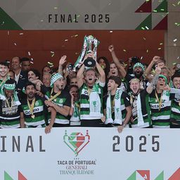 O momento em que Hjulmand, capitão do Sporting, ergueu a Taça de Portugal, no Jamor