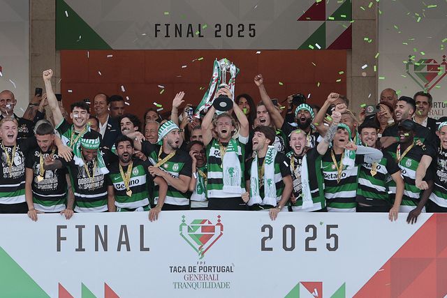 O momento em que Hjulmand, capitão do Sporting, ergueu a Taça de Portugal, no Jamor