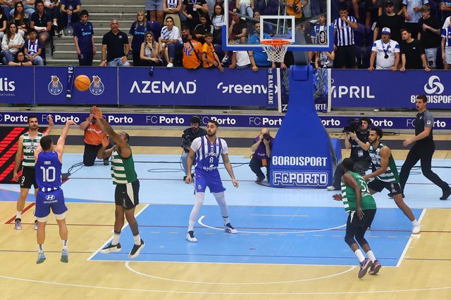 Basquetebol: FC Porto vence (83-64) o Sporting e está em vantagem (2-0) nas meias-finais do 'play-off'