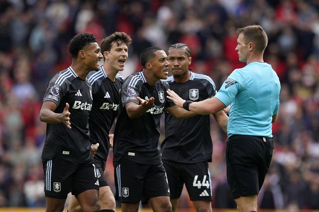 Árbitro Thomas Bramall esteve no epicentro da polémica em Manchester