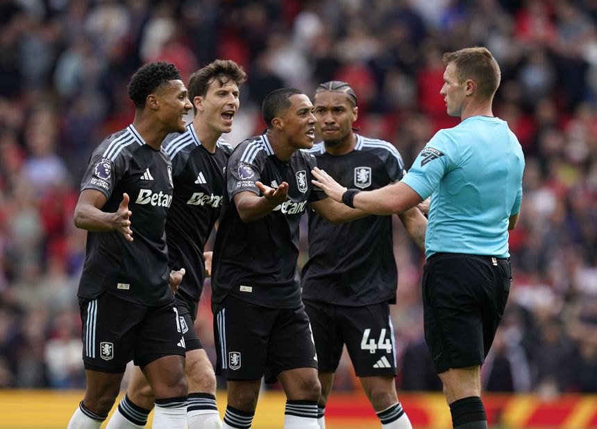 Árbitro Thomas Bramall esteve no epicentro da polémica em Manchester