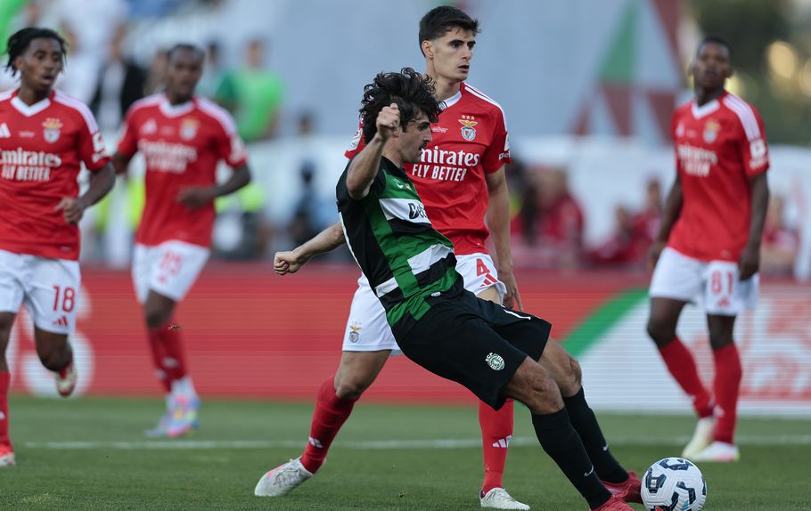 Trincão remata para o terceiro golo, depois de um lance de classe