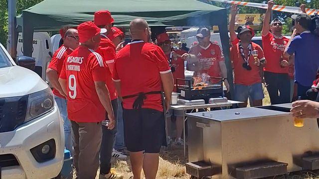 Adeptos do Benfica em festa antes da Taça