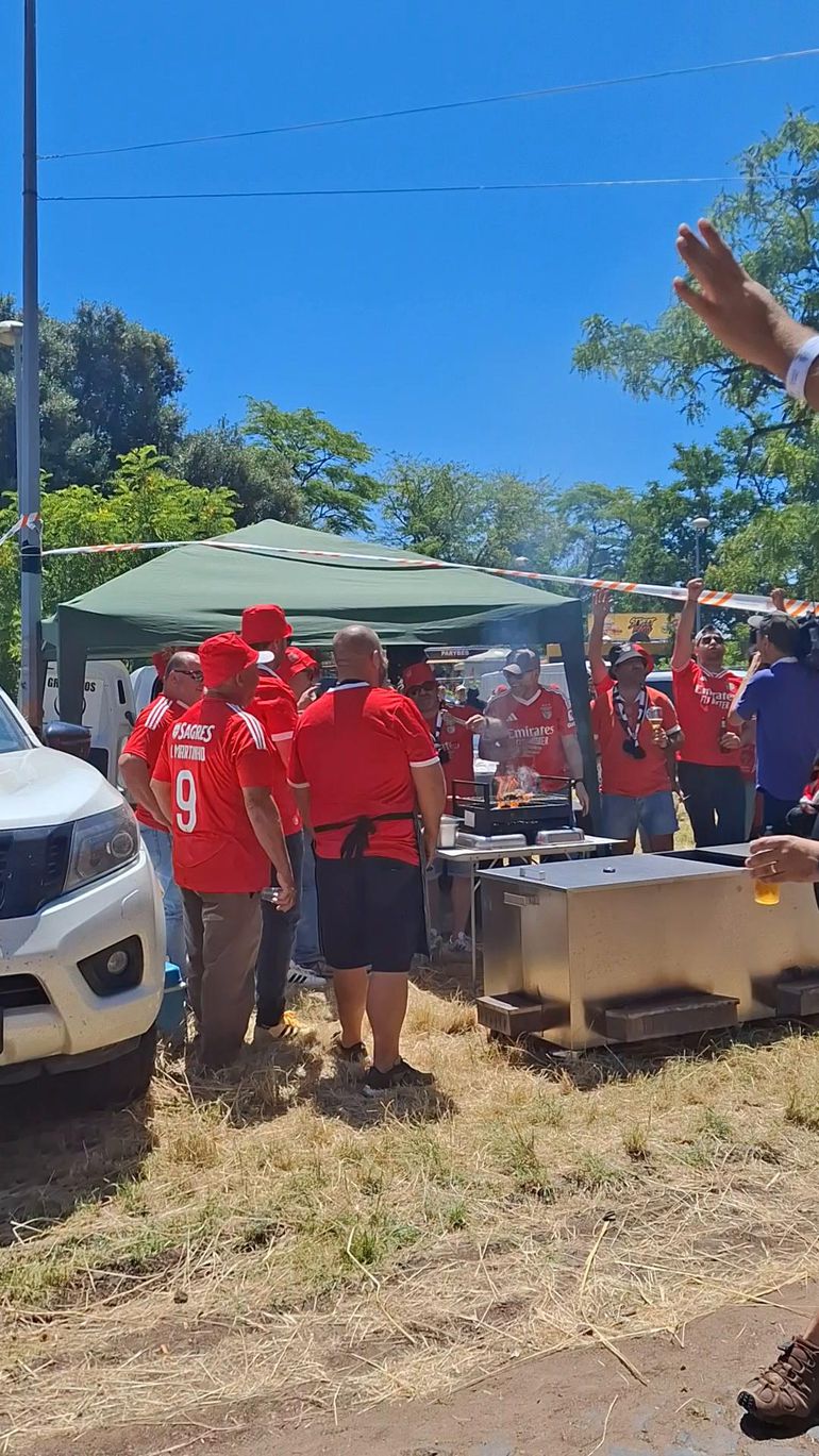 Adeptos do Benfica em festa antes da Taça