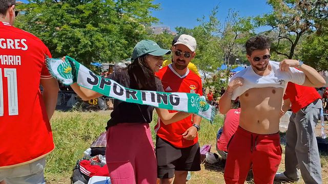 PSP pede a fã do Sporting guardar cachecol na zona de adeptos do Benfica