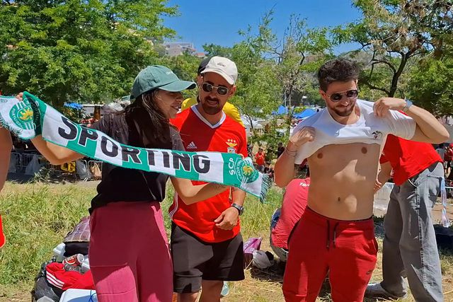 PSP pede a fã do Sporting guardar cachecol na zona de adeptos do Benfica