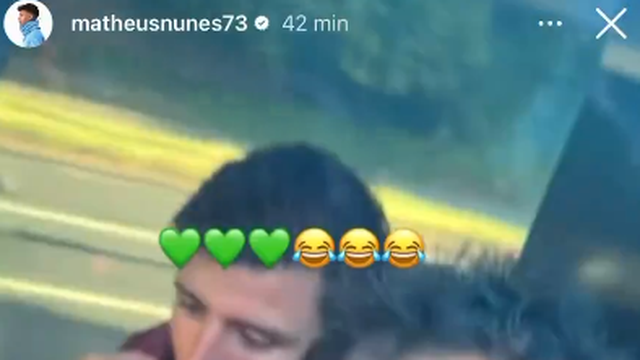 Matheus Nunes festeja golo de Gyokeres na cara de Bernardo Silva e Rúben Dias