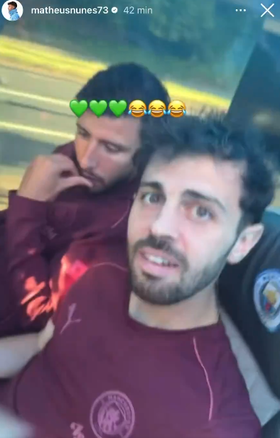 Matheus Nunes festeja golo de Gyokeres na cara de Bernardo Silva e Rúben Dias