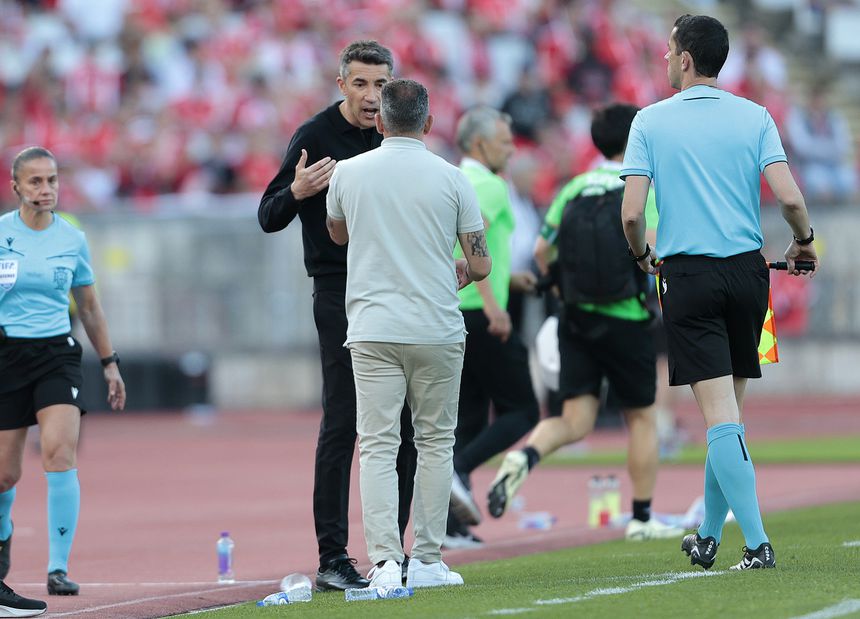 'Bate-boca' entre Bruno Lage e Rui Borges na final da Taça entre Benfica e Sporting (foto: Grafislab)