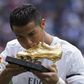 Cristiano Ronaldo recebendo uma das suas Botas de Ouro, então ao serviço do Real Madrid (Foto: IMAGO)