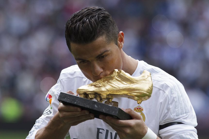 Cristiano Ronaldo recebendo uma das suas Botas de Ouro, então ao serviço do Real Madrid (Foto: IMAGO)