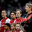 Frank de Boer (à dir.) num jogo de 'legends' do Ajax (Foto: IMAGO)