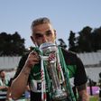 Rui Borges com o troféu da Taça que o Sporting conquistou ao bater o Benfica na final no Jamor