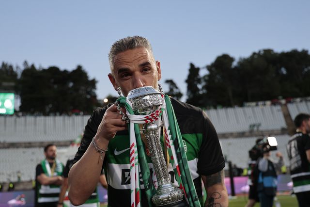 Rui Borges com o troféu da Taça que o Sporting conquistou ao bater o Benfica na final no Jamor