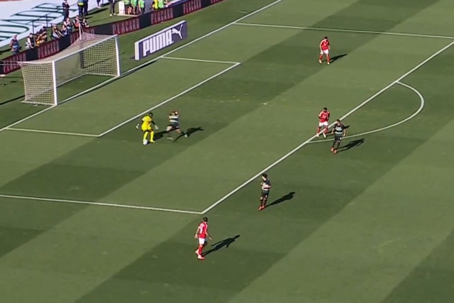 VÍDEO: Samuel Soares dribla Gyokeres... duas vezes!