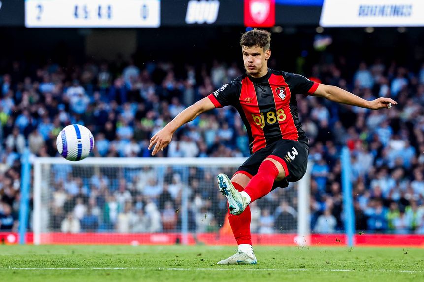 Milos Kerkez é jogador do Bournemouth (IMAGO)