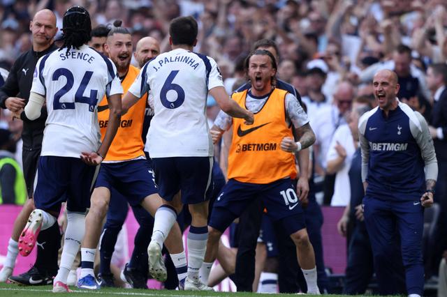 Enorme festa do Tottenham depois do golo de Palhinha