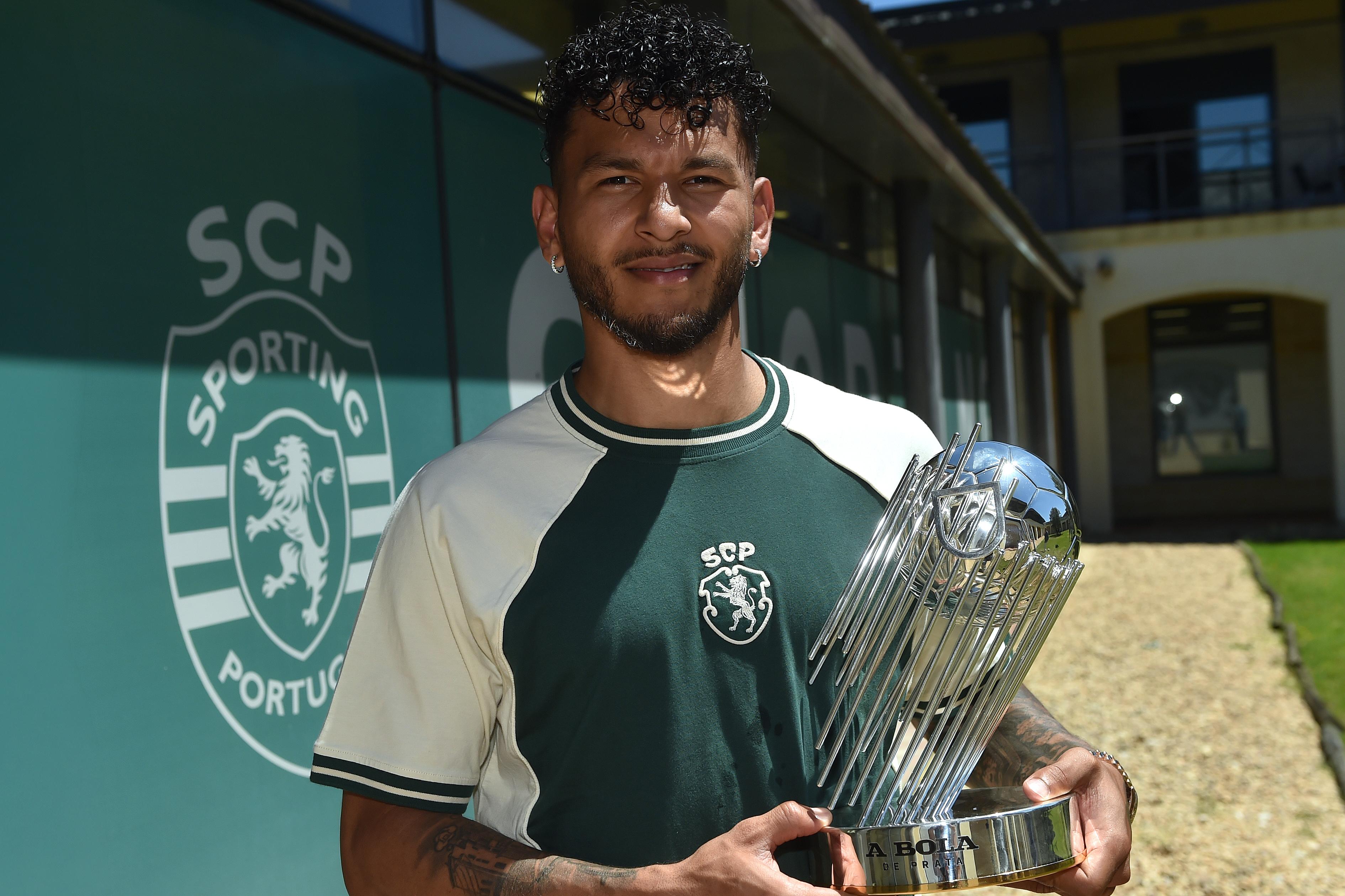 Luis Suárez com o novo troféu de a Bola de Prata. Melhor marcador do campeonato marcou 28 golos - Foto: Miguel Nunes