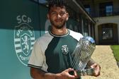 Luis Suárez com o novo troféu de a Bola de Prata. Melhor marcador do campeonato marcou 28 golos - Foto: MIGUEL NUNES
