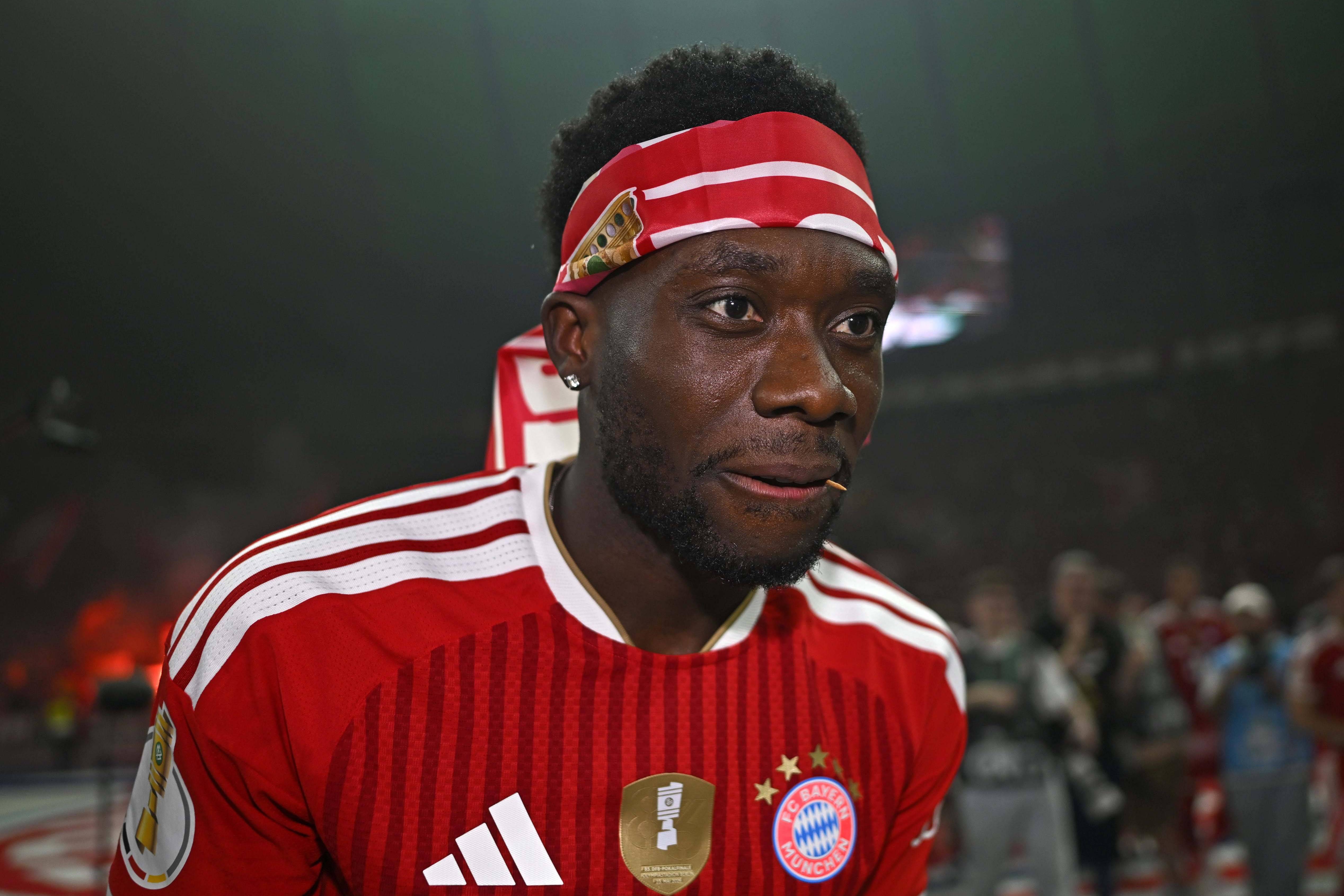 Alphonso Davies a celebrar a conquista da Taça da Alemanha pelo Bayern