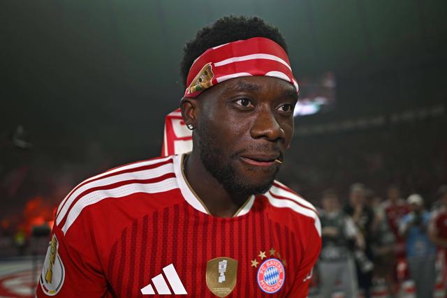Alphonso Davies a celebrar a conquista da Taça da Alemanha pelo Bayern