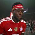 Alphonso Davies a celebrar a conquista da Taça da Alemanha pelo Bayern