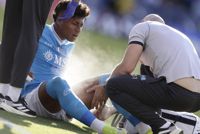 Alison saiu lesionado do último jogo do Nápoles