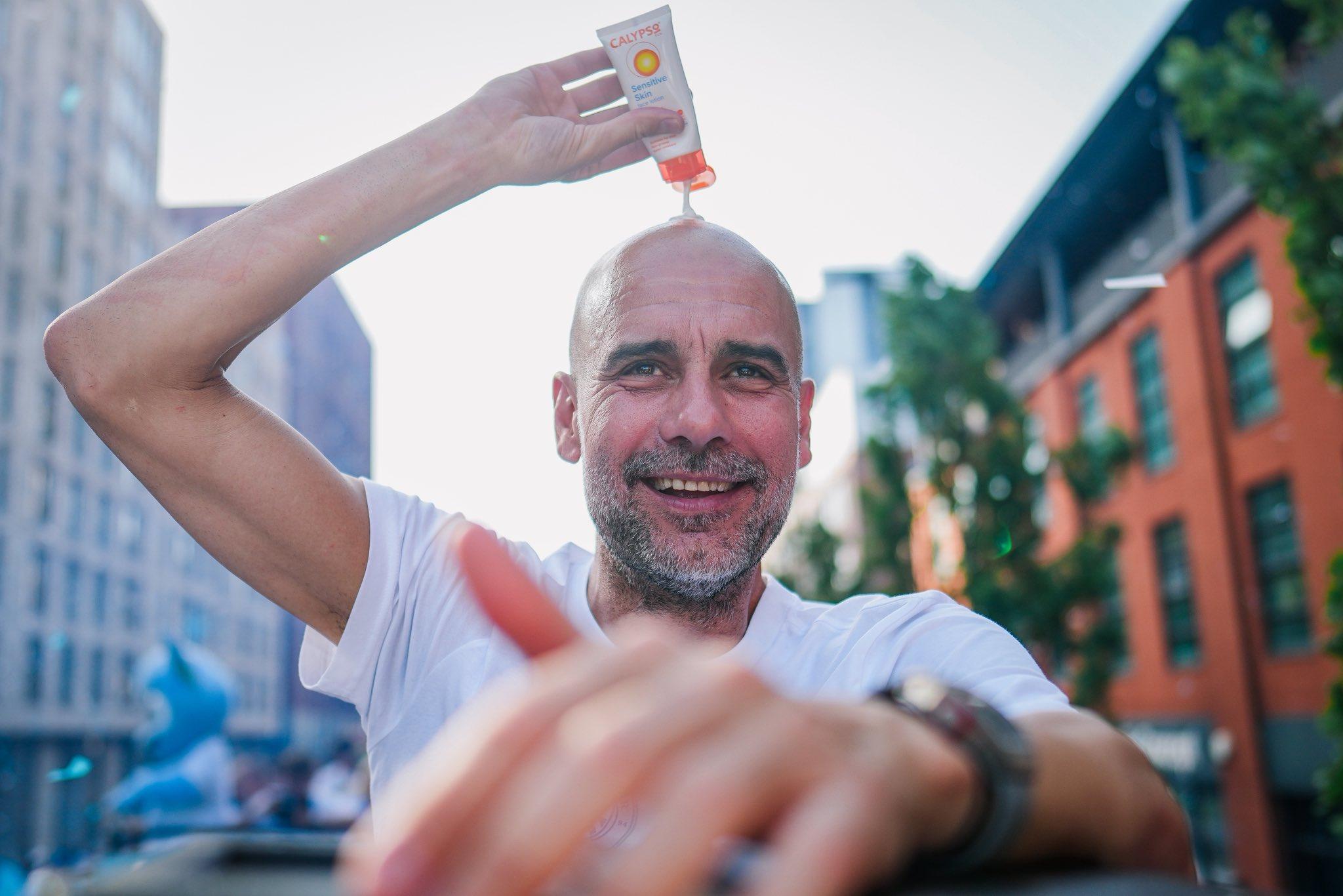 Pep Guardiola na festa em Manchester - Foto: Manchester City