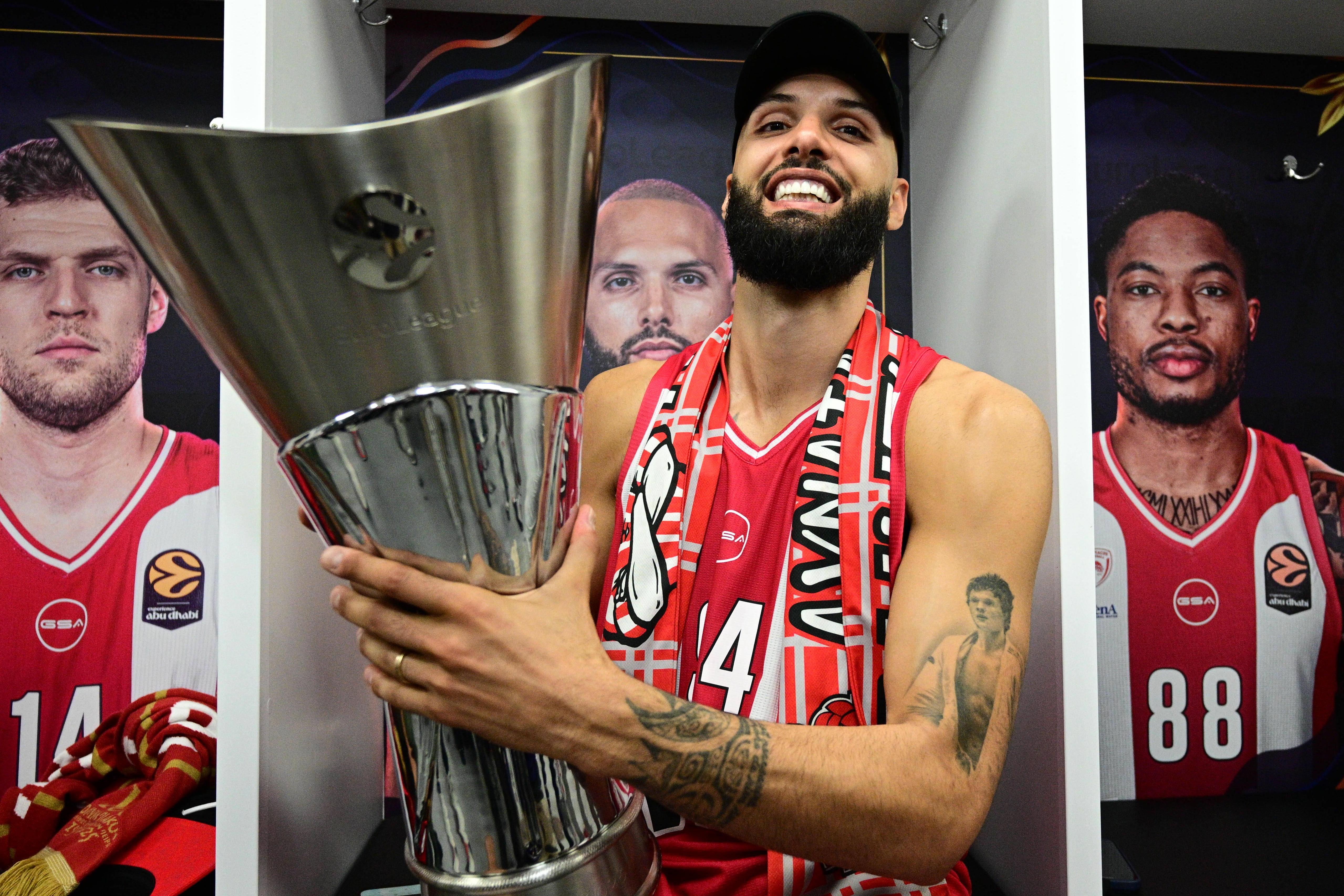Evan Fournier com o troféu de campeão da Euroliga     Fotografia Imago