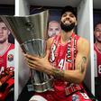 Evan Fournier com o troféu de campeão da Euroliga     Fotografia Imago